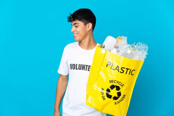 Sosteniendo Una Bolsa Llena Botellas Plástico Para Reciclar Sobre Fondo — Foto de Stock