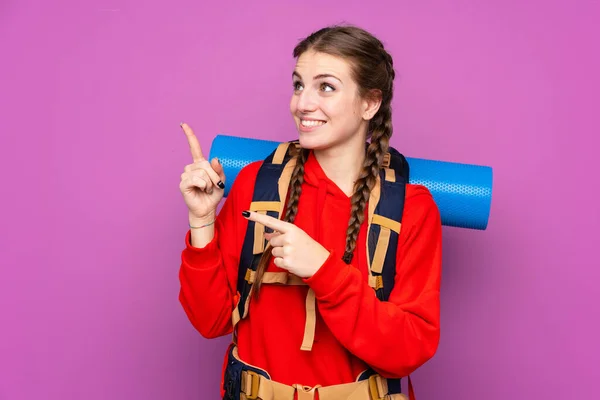 Junges Bergsteigermädchen Mit Großem Rucksack Über Isoliertem Lila Hintergrund Das — Stockfoto