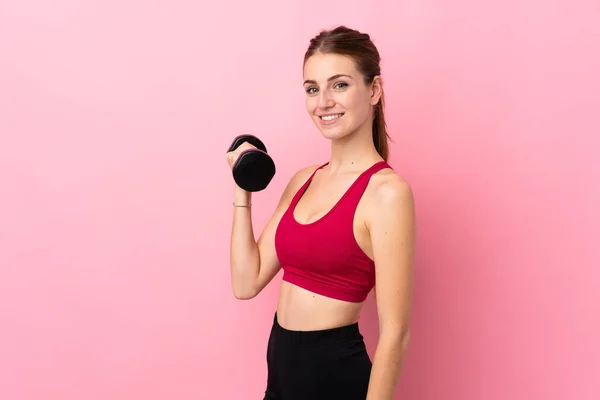 Jonge Sport Vrouw Geïsoleerde Roze Achtergrond Maken Gewichtheffen — Stockfoto