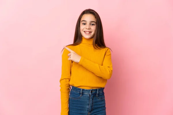 Niña Aislada Sobre Fondo Rosa Apuntando Hacia Lado Para Presentar —  Fotos de Stock