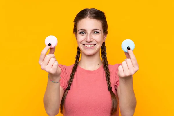 Junge Frau Auf Isoliertem Gelben Hintergrund Bietet Bunte Französische Macarons — Stockfoto