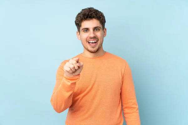 Caucasian Man Isolated Blue Background Surprised Pointing Front — ストック写真