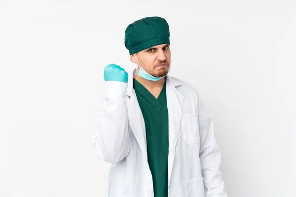 Chirurg Groen Uniform Geïsoleerd Geïsoleerde Witte Achtergrond Met Boos Gebaar — Stockfoto
