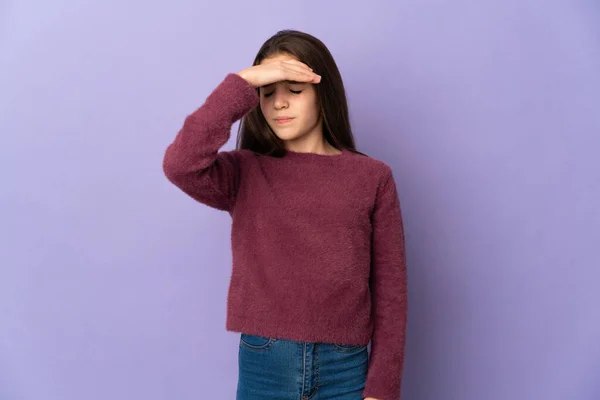 頭痛の種と紫の背景に隔離された少女 — ストック写真