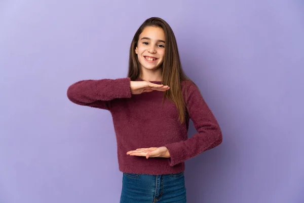 紫色の背景に孤立した小さな女の子は 広告を挿入するためにヤシの上に想像上のコピースペースを保持 — ストック写真