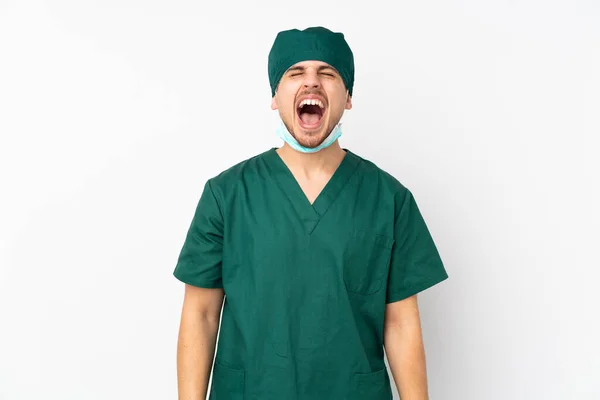 Cirujano Uniforme Verde Aislado Sobre Fondo Blanco Aislado Gritando Frente — Foto de Stock