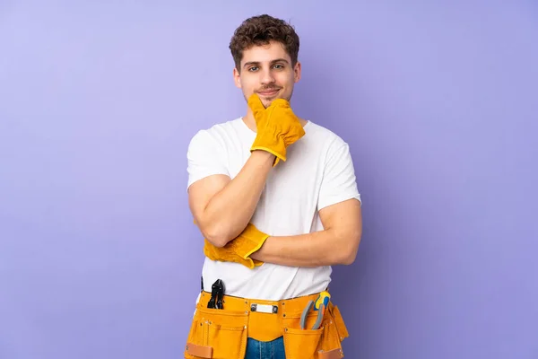 Jovem Eletricista Homem Mais Isolado Roxo Fundo Rindo — Fotografia de Stock