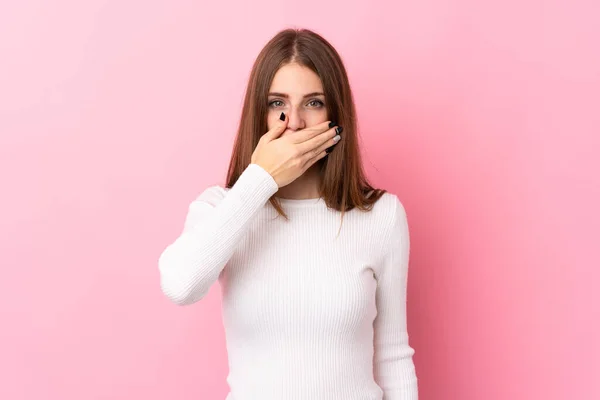 Giovane Donna Isolato Sfondo Rosa Che Copre Bocca Con Mani — Foto Stock