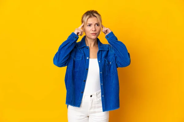Young Russian Woman Isolated Yellow Background Having Doubts Thinking — Stock Photo, Image