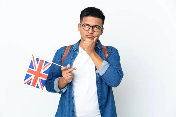 Junge Ecuadorianerin Mit Britischer Flagge Auf Weißem Hintergrund Und Blick — Stockfoto