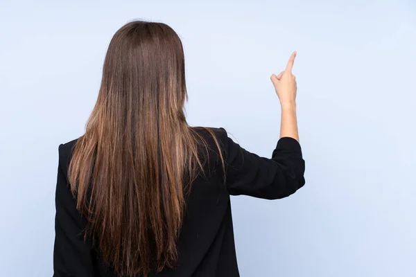 Junge Brasilianische Geschäftsfrau Vor Isoliertem Blauen Hintergrund Zeigt Mit Dem — Stockfoto