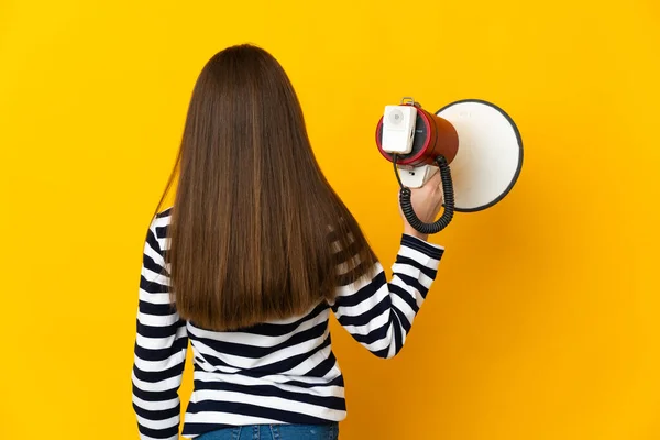 Klein Meisje Geïsoleerd Gele Achtergrond Met Een Megafoon Rug Positie — Stockfoto