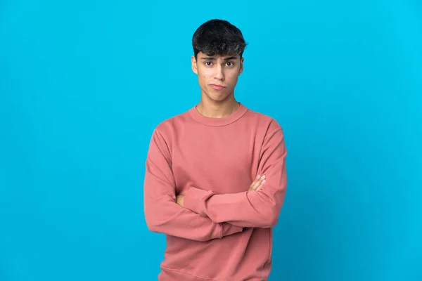 Ung Man Över Isolerad Blå Bakgrund Känsla Upprörd — Stockfoto