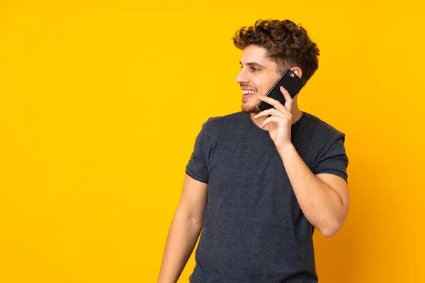 Young Caucasian Man Isolated Background Keeping Conversation Mobile Phone Someone — Stock Photo, Image