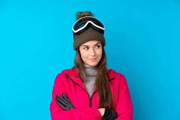 Adolescente Skieuse Avec Des Lunettes Snowboard Sur Fond Bleu Isolé — Photo