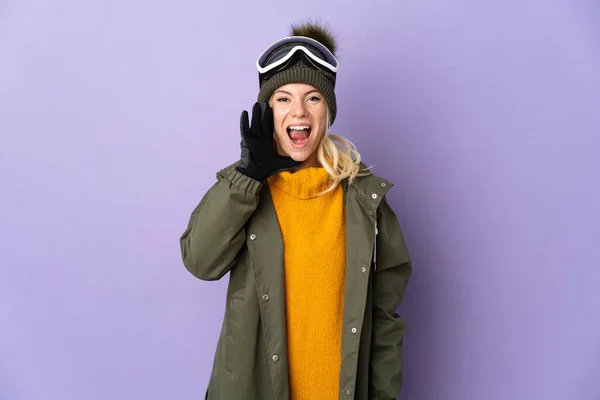 Esquiador Chica Rusa Con Gafas Snowboard Aisladas Sobre Fondo Púrpura —  Fotos de Stock