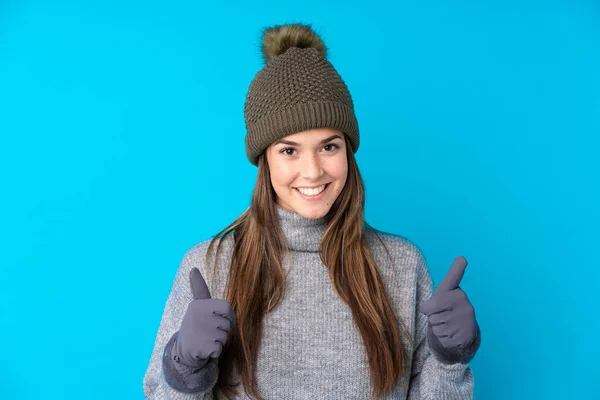 Menina Adolescente Com Chapéu Inverno Sobre Fundo Azul Isolado Dando — Fotografia de Stock