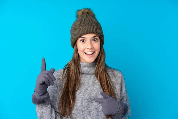 Menina Adolescente Com Chapéu Inverno Sobre Fundo Azul Isolado Com — Fotografia de Stock