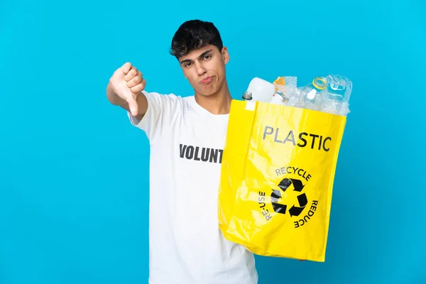 Sosteniendo Una Bolsa Llena Botellas Plástico Para Reciclar Sobre Fondo — Foto de Stock