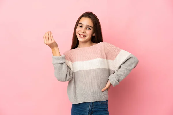 Klein Meisje Geïsoleerd Roze Achtergrond Maken Italiaans Gebaar — Stockfoto