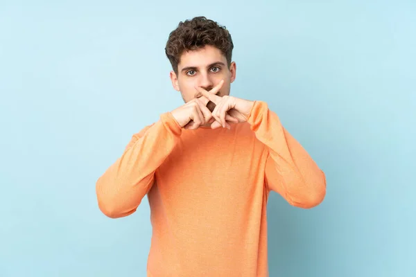 Blanke Man Geïsoleerd Blauwe Achtergrond Met Een Teken Van Stilte — Stockfoto