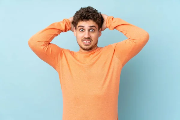 Homme Caucasien Isolé Sur Fond Bleu Frustré Prend Les Mains — Photo