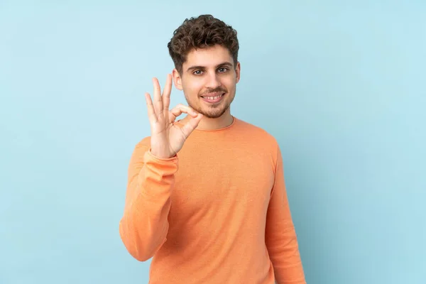 Vit Man Isolerad Blå Bakgrund Visar Tecken Med Fingrar — Stockfoto