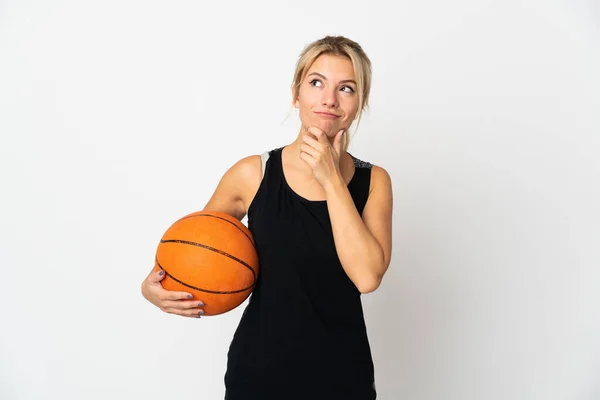 若いですロシアの女性プレーバスケットボール隔離された白の背景と検索アップ — ストック写真