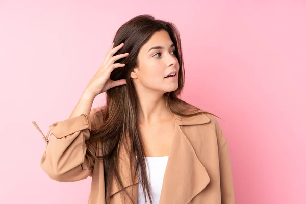 Tiener Braziliaanse Meisje Geïsoleerde Roze Achtergrond Luisteren Iets — Stockfoto