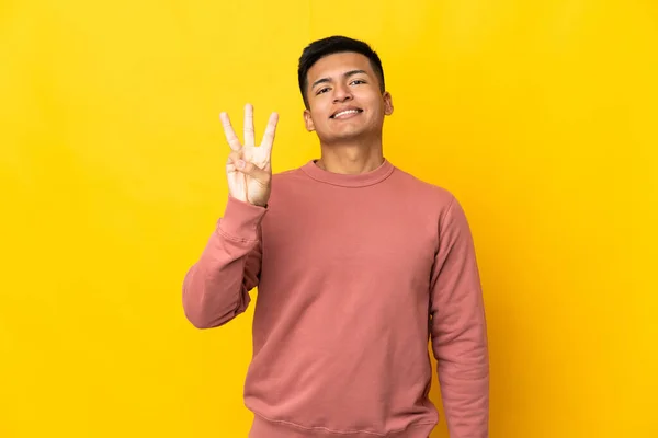 Joven Ecuatoriano Aislado Sobre Fondo Amarillo Feliz Contando Tres Con — Foto de Stock