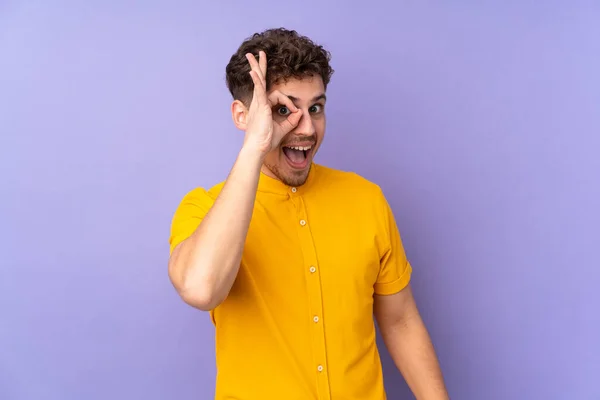 Blanke Man Geïsoleerd Paarse Achtergrond Tonen Teken Met Vingers — Stockfoto