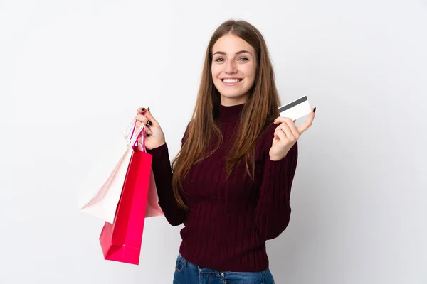 Junge Frau Vor Isoliertem Weißen Hintergrund Mit Einkaufstaschen Und Kreditkarte — Stockfoto