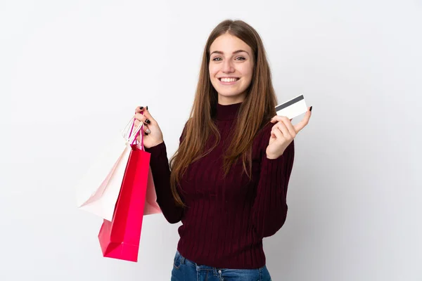 Jonge Vrouw Geïsoleerde Witte Achtergrond Met Boodschappentassen Een Creditcard — Stockfoto