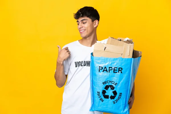 Hombre Sosteniendo Una Bolsa Reciclaje Llena Papel Para Reciclar Sobre — Foto de Stock