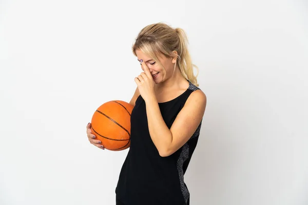 Beyaz Arka Planda Izole Edilmiş Basketbol Oynayan Genç Rus Kadın — Stok fotoğraf