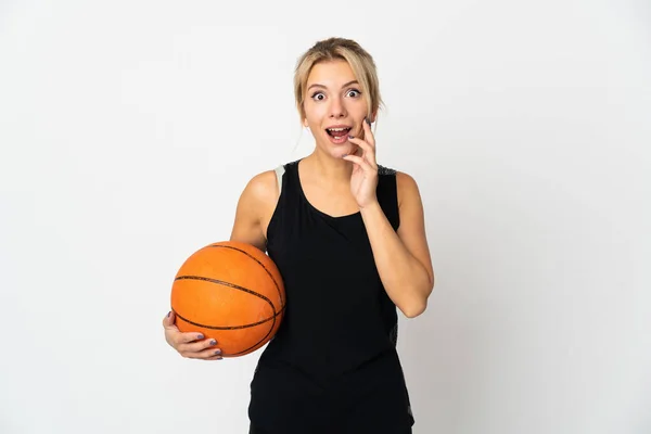 Jovem Mulher Russa Jogando Basquete Isolado Fundo Branco Com Surpresa — Fotografia de Stock