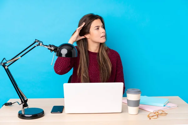 Teenager Brasilianisches Mädchen Mit Einem Laptop Einem Tisch Der Etwas — Stockfoto