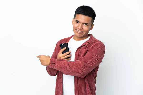 Joven Ecuatoriano Aislado Sobre Fondo Blanco Usando Teléfono Móvil Apuntando — Foto de Stock