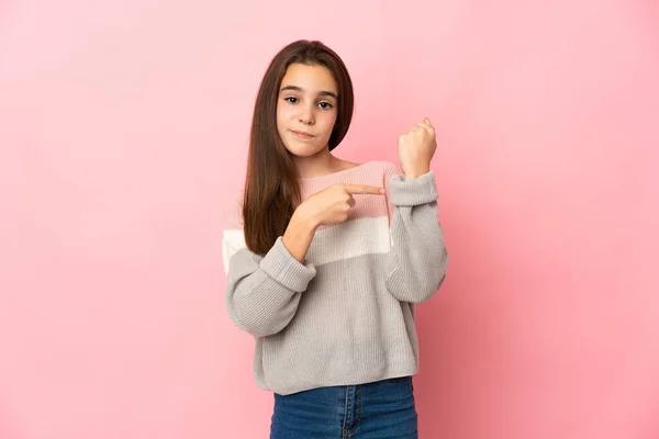 Klein Meisje Geïsoleerd Roze Achtergrond Het Maken Van Het Gebaar — Stockfoto