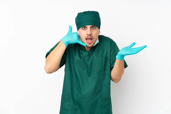 Cirurgião Uniforme Verde Isolado Fundo Branco Isolado Fazendo Gesto Telefone — Fotografia de Stock