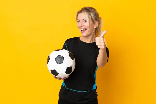 Junge Russische Fußballerin Isoliert Auf Gelbem Hintergrund Mit Erhobenem Daumen — Stockfoto