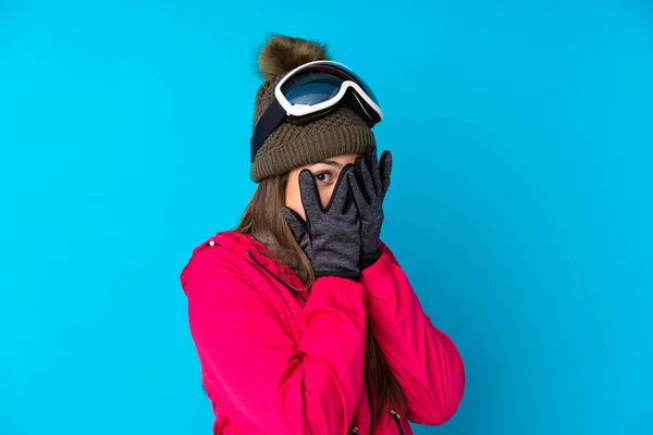 Tonåring Skidåkare Flicka Med Snowboard Glasögon Över Isolerad Blå Bakgrund — Stockfoto