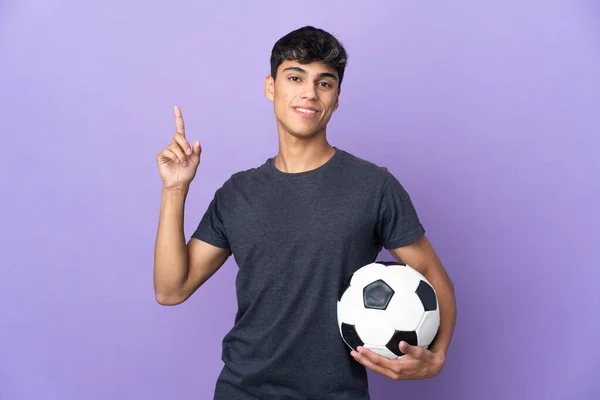 Молодой Футболист Изолированном Фиолетовом Фоне Показывает Поднимает Палец Знак Лучшего — стоковое фото