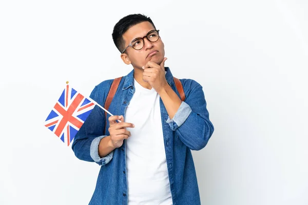 Junge Ecuadorianerin Mit Britischer Flagge Auf Weißem Hintergrund Hat Zweifel — Stockfoto