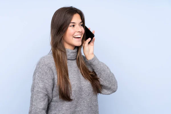 Подростковая Бразильская Девушка Изолированном Синем Фоне Поддерживает Разговор Мобильным Телефоном — стоковое фото