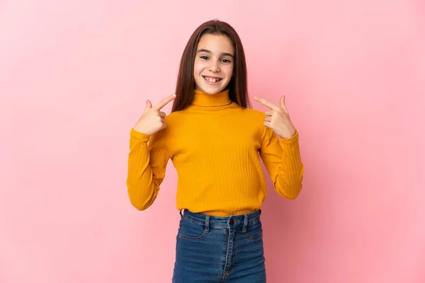 Menina Isolada Fundo Rosa Dando Gesto Polegares Para Cima — Fotografia de Stock