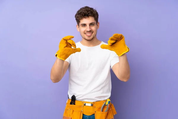 Young Electrician Man Isolated Purple Background Proud Self Satisfied — Stock Photo, Image