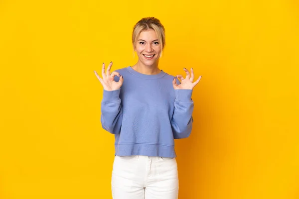 Young Russian Woman Isolated Yellow Background Showing Sign Two Hands — Stock Photo, Image