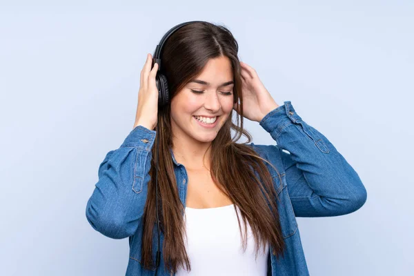 Tiener Braziliaanse Meisje Luisteren Muziek Geïsoleerde Blauwe Achtergrond — Stockfoto