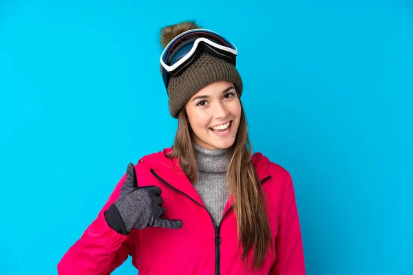Nastoletnia Narciarka Okularach Snowboardowych Odizolowanym Niebieskim Tle Wykonując Telefon Gest — Zdjęcie stockowe